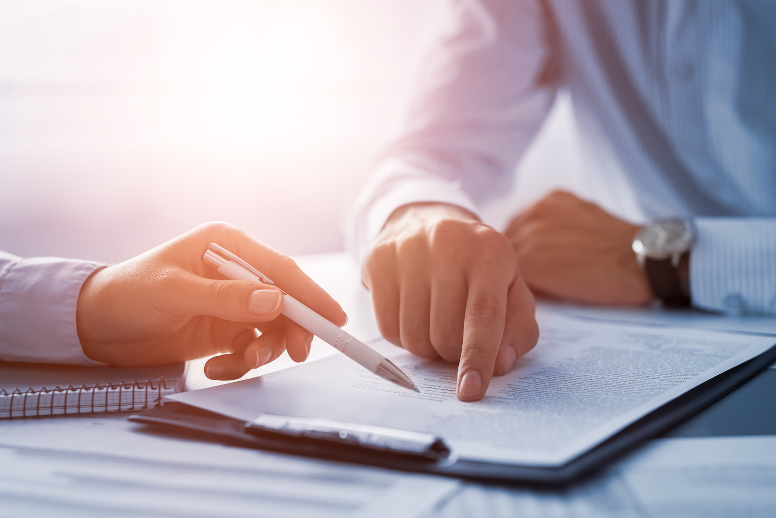 Business people negotiating a contract - www.daval.uk